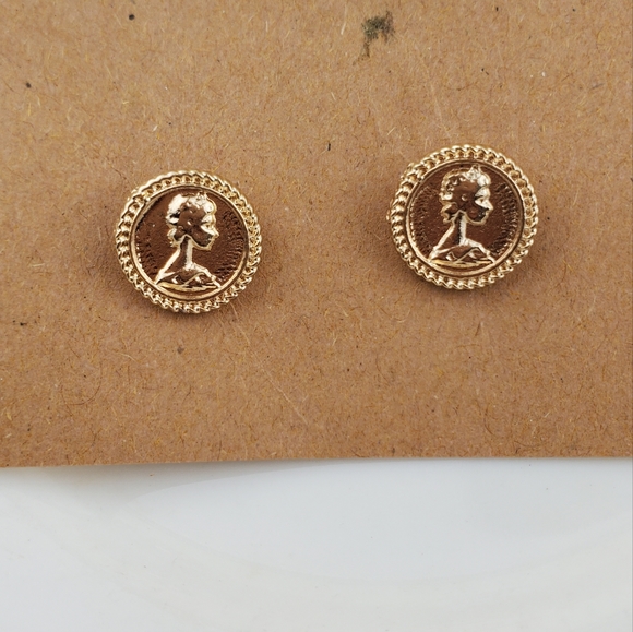 💫5/$25 Vintage Earrings 💫 - Picture 2 of 3